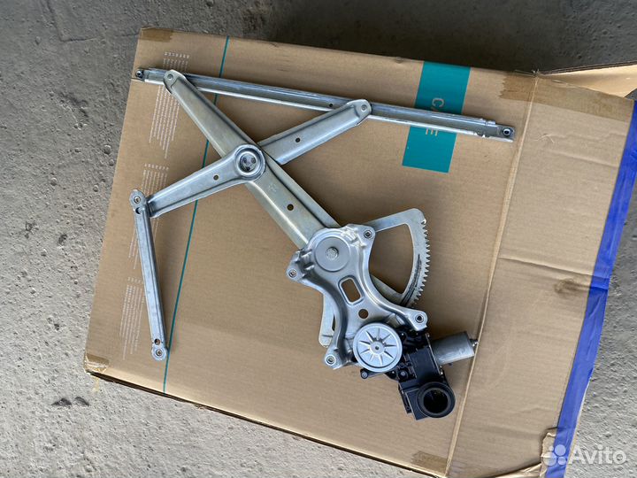 Стеклоподъёмник передний Toyota Lexus