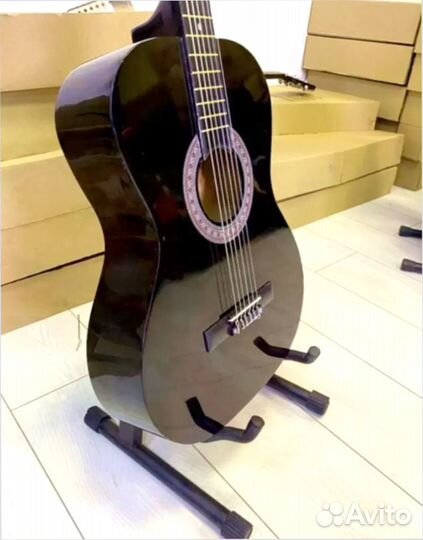 Клacсичeская гитара Веlucсi