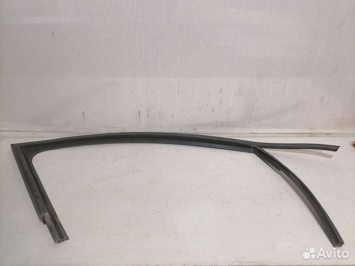 Уплотнитель стекла передний Volkswagen Polo 6