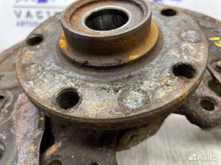 Кулак поворотный передний левый Volkswagen Passat