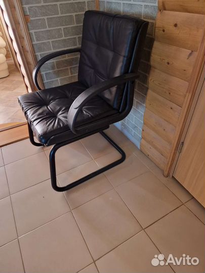 Офисное кожаное кресло бу