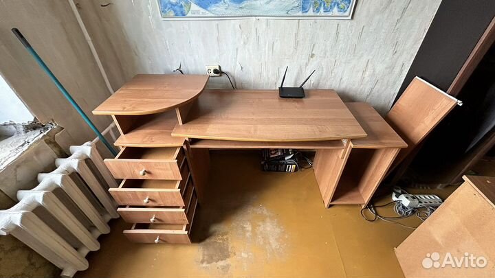 Письменный стол для школьника с полками