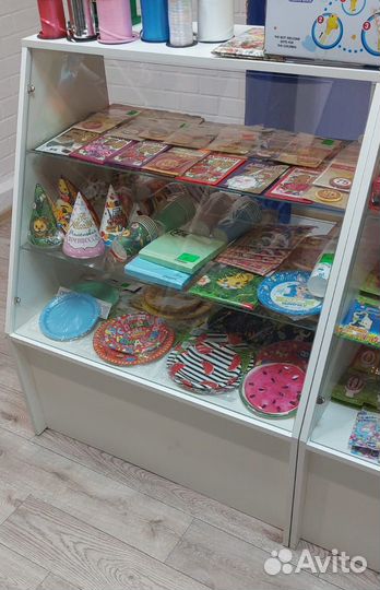 Стол и витрины