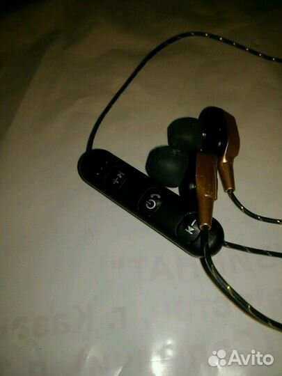 Беспроводные блютуз наушники. Играют громко