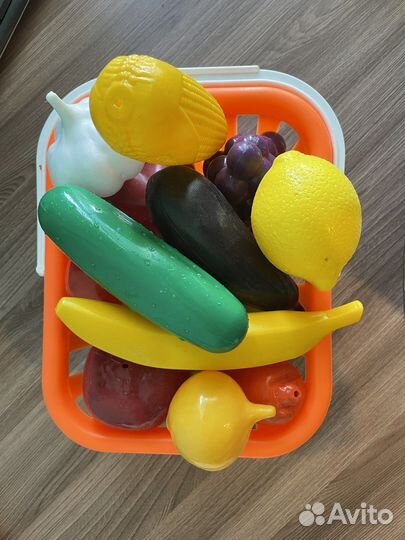 Игрушечные овощи и фрукты