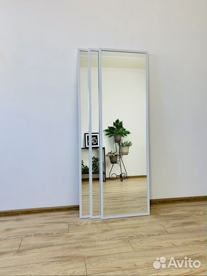 Зеркало в белой раме