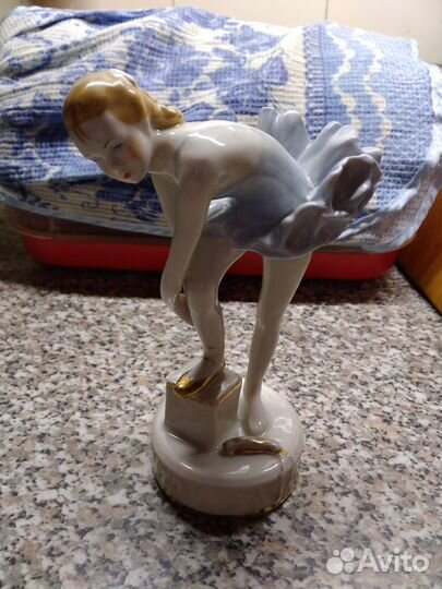 Статуэтка Балерина одевает пуанты