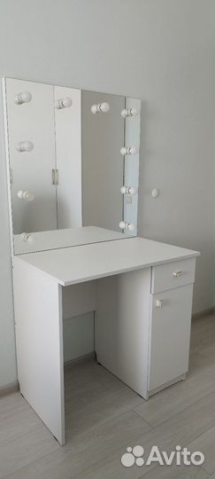 Гримерный стол с зеркалом и подсветкой