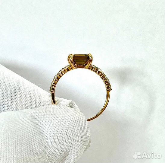 Золотое кольцо с камнем 16р
