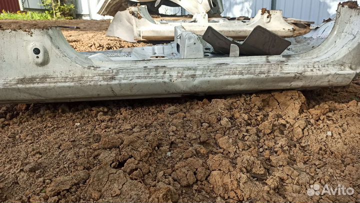 Nissan pathfinder r50, задняя часть,с порогами