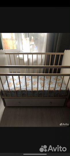Детская кроватка с маятником и ящиком