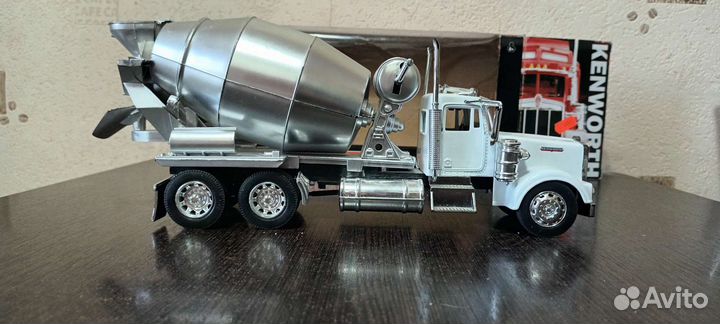 Модедь kenworth 1/32