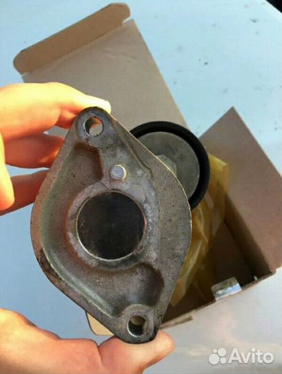 Ролик с натяжителем на Kia Optima 2.4