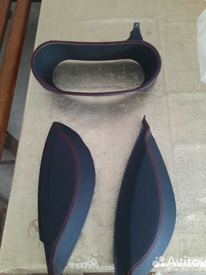 Облицовка щитка приборов в красной строчке