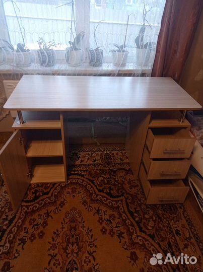 Письменный стол