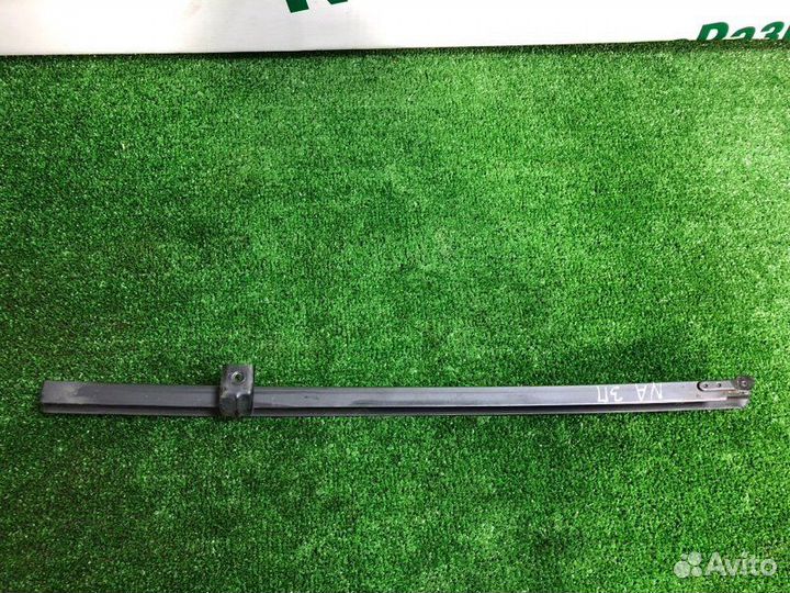 Направляющая стекла двери задняя правая Nissan