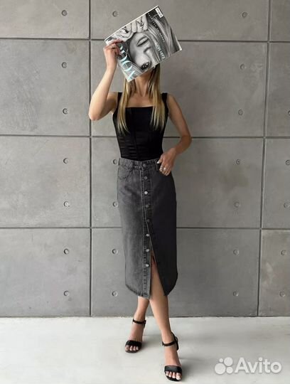 Джинсовая юбка миди с разрезом