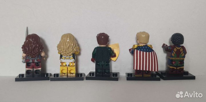 Пацаны стыкуются с Лего (The boys)