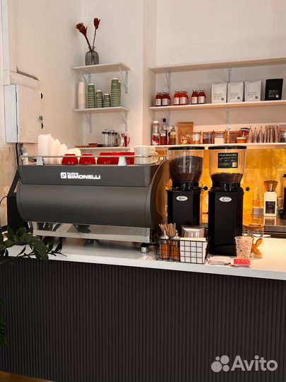 Бариста в кофейню