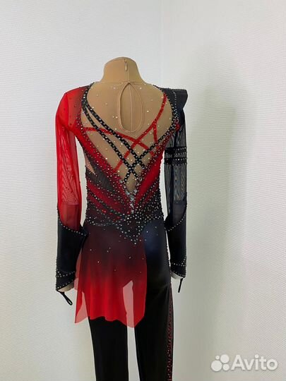 Костюм для выступлений по фигурному катанию