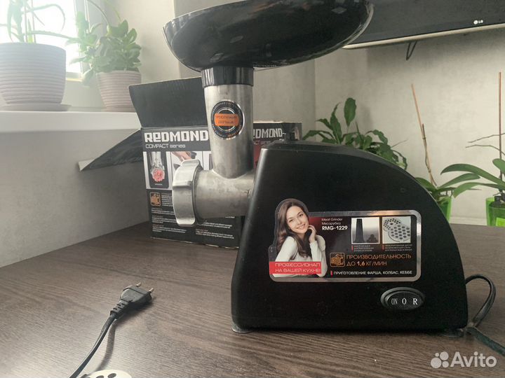 Электромясорубка бу redmond