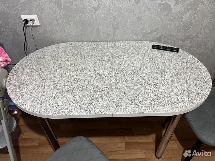 Стол кухонный