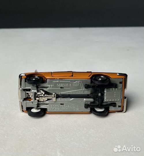 Модель автомобиля 1:43 Волга Газ 2402 эскорт