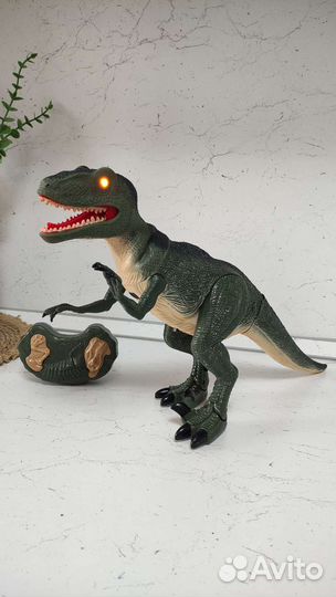 Динозавр на пульте управления