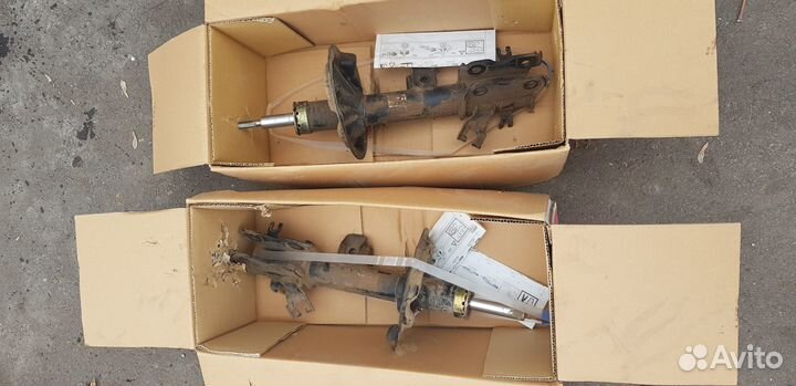 Стойка газовая (передний) KYB 334380 для Nissan