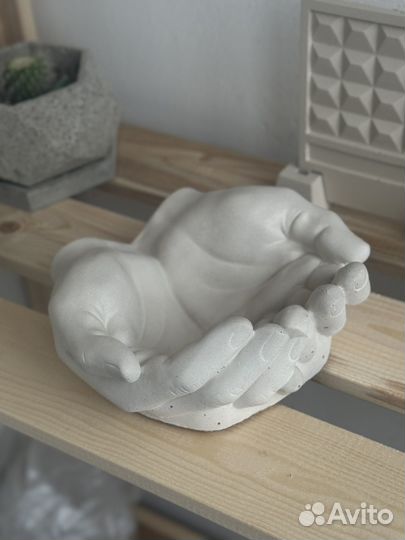 Руки Давида Кашпо Бетон