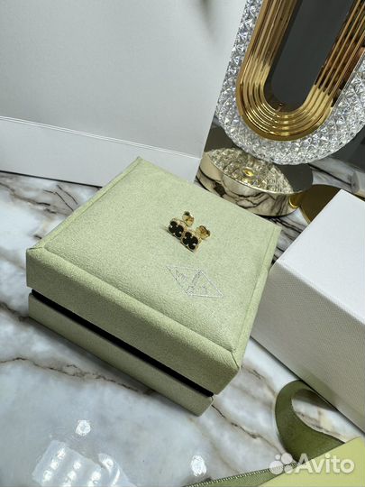 Серьги пусеты Messika золотые с ониксом