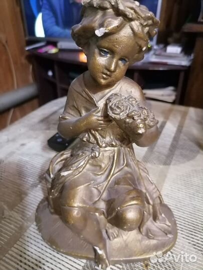 Гипсовая фигура девушка С цветами