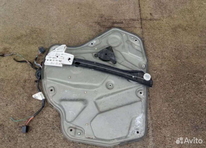 Octavia A5. Левый задний стеклоподъёмник