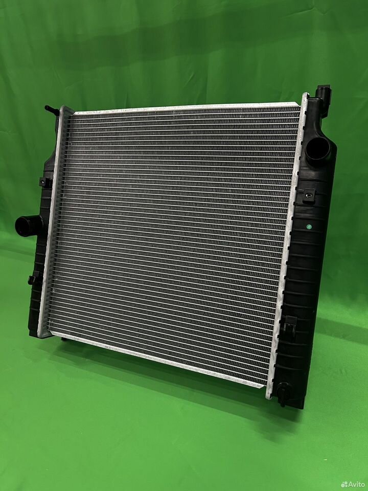 Радиатор охлаждения Jeep Cherokee