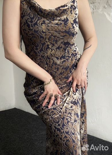 Заколдованное платье из шелкового бархата, Англия