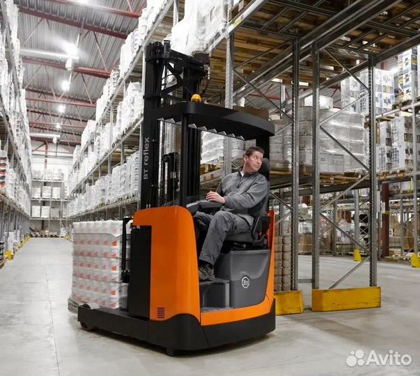 Водитель ричтрака на склад мороженого