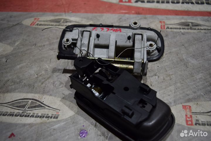 Ручка двери внешняя зад право c Toyota Mark II GX1