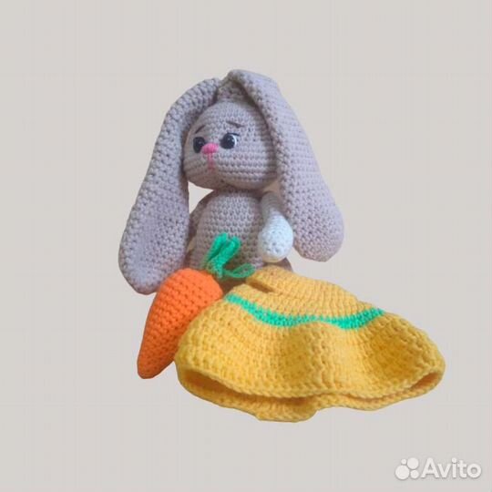 Вязаная игрушка Заяц-ушастик