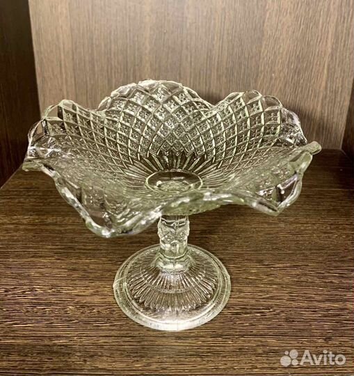 Ваза для фруктов на ножке