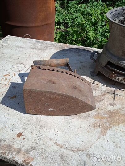 Старинный угольный утюг