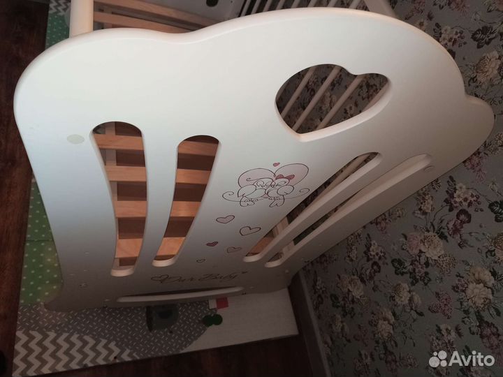 Детская кроватка с маятником и ящиком