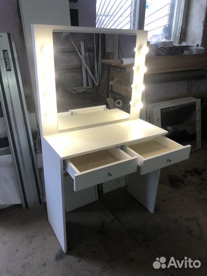 Туалетный столик с зеркалом и подсветкой