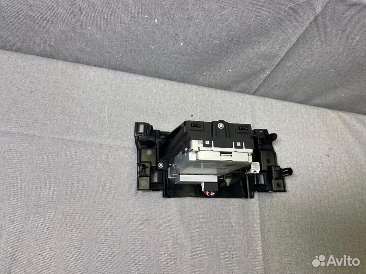 Беспроводная зарядка Land Cruiser 200