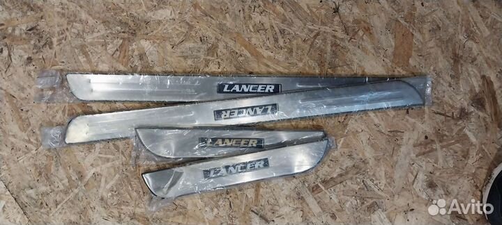Накладки на пороги ланцер
