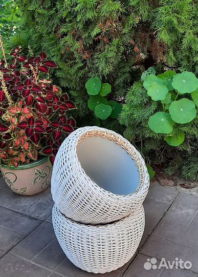 Белое кашпо из ротанга