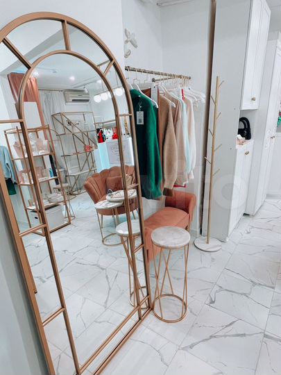 Аренда рейла, полки в шоуруме, первая линия