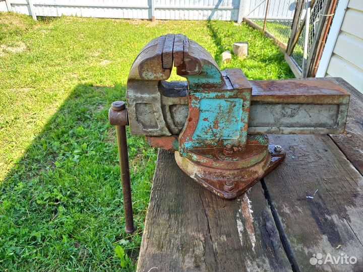 Продам тиски СССР со столом