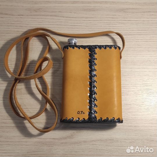 Фляжка из нержавейки в кожаном чехле