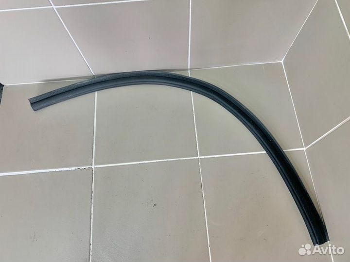 Уплотнительная резинка капота Renault Duster 2