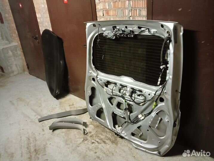 Крышка багажника voxy